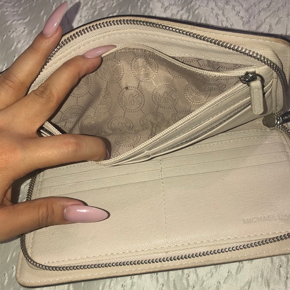 Micheal kors full Wallet - Picture 5 of 8